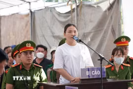 Bị cáo Bùi Hồng Nhi tại phiên tòa. (Ảnh: Huỳnh Anh/TTXVN)