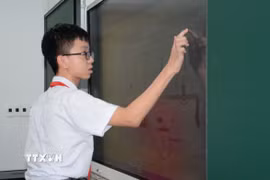 Học sinh sử dụng công nghệ hiện đại để làm bài tại phòng học số. (Ảnh: Văn Dũng/TTXVN)