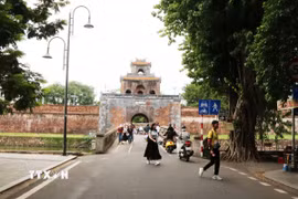 Nhiều du khách tham quan Kinh thành Huế. (Ảnh: Nguyên Lý/TTXVN)