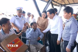 Lãnh đạo tỉnh Khánh Hòa thăm động viên các ngư dân Đà Nẵng gặp nạn trên biển Trường Sa ở Cảng quốc tế Cam Ranh, tỉnh Khánh Hòa. (Ảnh: TTXVN phát)