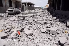 Cảnh đổ nát sau các cuộc không kích của Mỹ nhằm vào các mục tiêu của Houthi tại Sanaa, Yemen. (Ảnh: THX/TTXVN)