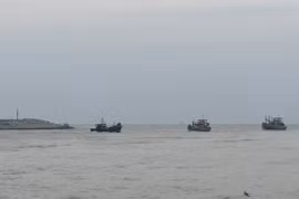 Cửa cảng La Gi thường xuyên bị bồi lấp, gây tai nạn chìm tàu cá. (Nguồn: Báo Lâm Đồng)