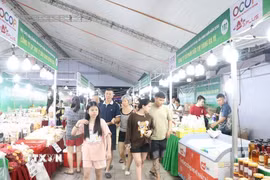 Ngay trong ngày đầu của tuần lễ Nông sản OCOP và đặc sản vùng miền, với lượng lớn hàng hóa có chủng loại đa dạng được bày bán đã thu hút nhiều người tiêu dùng tham quan, mua sắm. (Ảnh: Mạnh Minh/TTXVN)