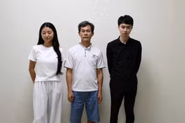 Các bị can từ trái qua phải: Bàn Thị Lứu, Vương Văn Minh và Lý Trung Nguyên. (Ảnh: Công an tỉnh Lào Cai)