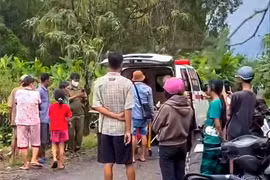 Nạn nhân được người nhà đưa về lo hậu sự. (Nguồn: Báo Cà Mau)