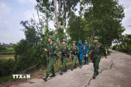 Đồn Biên phòng Bến Phố phối hợp các lực lượng tuần tra bảo vệ biên giới. (Ảnh: Đức Hạnh/TTXVN)