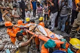 Lực lượng cứu hộ chuyển nạn nhân tại hiện trường vụ sập nhà ở New Delhi, Ấn Độ. (Ảnh: ANI/TTXVN)