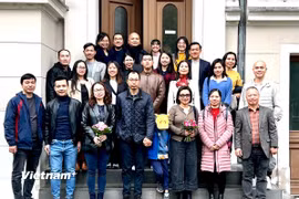 Tham tán Hà Thị Lâm Hồng (thứ ba từ phải sang hàng đầu tiên) chụp ảnh lưu niệm cùng các tri thức Việt tại Berlin và vùng phụ cận. (Ảnh: Phương Hoa/TTXVN)