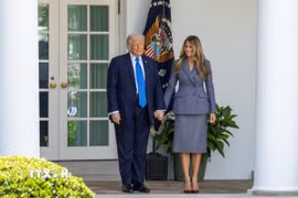 Tổng thống Mỹ Donald Trump (trái) và Đệ nhất Phu nhân Mỹ Melania Trump tại Nhà Trắng. (Ảnh: THX/TTXVN phát)