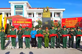 Khánh thành tượng đài Bác Hồ với chiến sỹ Biên phòng tại đồn Biên phòng Nhà Mát, Cà Mau. (Ảnh: TTXVN phát)