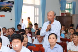 Nguyên Bí thư Đảng ủy xã Vĩnh Hải Võ Văn Bảy bày tỏ mong muốn người dân được bố trí nơi tái định cư đảm bảo điều kiện sức khỏe, môi trường sống, giao thông thuận lợi. (Ảnh: Đặng Tuấn/TTXVN)