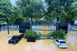 Phố đi bộ Kim Đồng, trung tâm của phường Nùng Trí Cao (Cao Bằng) bị ngập nước. (Ảnh: TTXVN phát)
