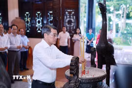 Thủ tướng Lê Minh Hưng dâng hương tại khu lưu niệm cố Chủ tịch Hội đồng Bộ trưởng Phạm Hùng. (Ảnh: Dương Giang/TTXVN)