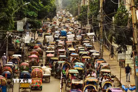 Những chiếc xích lô lưu thông trên một tuyến phố tại Dhaka, Bangladesh. (Ảnh: THX/TTXVN phát)