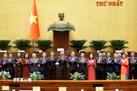 Tổng Bí thư, Chủ tịch nước Tô Lâm; Thủ tướng Lê Minh Hưng và đại biểu chụp ảnh lưu niệm. (Ảnh: Doãn Tấn/TTXVN)