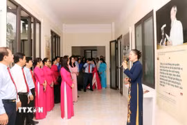 Các đại biểu tham quan Không gian văn hóa Hồ Chí Minh tại cơ quan Đảng ủy Ủy ban Nhân dân Thành phố Hồ Chí Minh. (Ảnh: Xuân Khu/TTXVN)