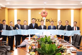 Cục Hợp tác kinh tế quốc tế (thuộc Bộ Thương mại Trung Quốc) bàn giao dự thảo Báo cáo đầu kỳ nghiên cứu khả thi Dự án đường sắt Lào Cai-Hà Nội-Hải Phòng cho Cục Đường sắt Việt Nam. (Nguồn: Bộ Xây dựng)