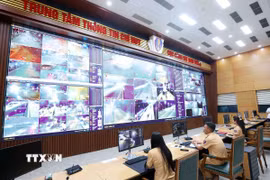 Cán bộ, chiến sỹ Cảnh sát gioa thông giám sát giao thông 24/24 bằng camera AI tại trung tâm thông tin chỉ huy thuộc Cục Cảnh sát giao thông, Bộ Công an. (Ảnh: Phạm Kiên/TTXVN)