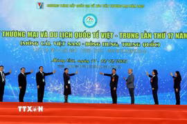 Đại biểu bấm nút khai mạc Hội chợ. (Ảnh: Văn Đức/TTXVN)