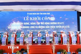 Các đại biểu thực hiện nghi thức khởi công xây dựng công trình. (Ảnh: Đức Phương/TTXVN)