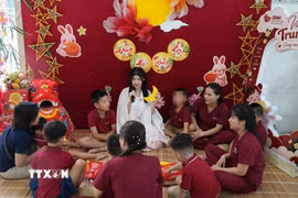 Các em nhỏ được nghe kể chuyện về ngày Tết Trung Thu. (Ảnh: Lê Xuân/TTXVN)