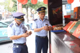 Lực lượng Quản lý thị trường tỉnh Ninh Bình kiểm tra hoạt động kinh doanh bánh Trung Thu tại phường Phủ Lý, tỉnh Ninh Bình. (Ảnh: Thùy Dung/TTXVN)