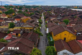 Mạng lưới đường phố phát triển theo điều kiện tự nhiên, tạo nên cấu trúc đô thị hữu cơ thay vì được quy hoạch theo những ô phố vuông vức. (Ảnh: Phạm Tuấn Anh/TTXVN)