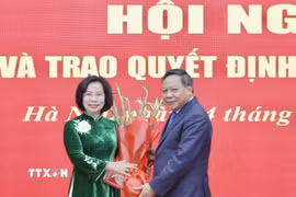 Phó Bí thư Thường trực Thành ủy Hà Nội Nguyễn Văn Phong tặng hoa, chúc mừng bà Bùi Huyền Mai được chỉ định giữ chức vụ Bí thư Đảng ủy MTTQ Việt Nam thành phố Hà Nội nhiệm kỳ 2025-2030. (Ảnh: Minh Nghĩa/TTXVN)
