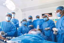Các bác sỹ Bệnh viện Từ Dũ phối hợp cùng Bệnh viện Nhi đồng 1 Thành phố Hồ Chí Minh thực hiện can thiệp thông tim bào thai. (Ảnh: TTXVN phát)