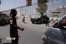 Lực lượng an ninh Afghanistan gác tại hiện trường một vụ tấn công ở Kabul. (Ảnh: THX/TTXVN)