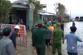Đại tướng Phan Văn Giang thăm, tặng quà người dân vùng lũ Gia Lai