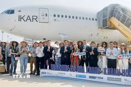 Du khách Nga chụp ảnh lưu niệm sau khi đặt chân đến sân bay quốc tế Cam Ranh (Khánh Hòa). (Ảnh: Tiên Minh/TTXVN)