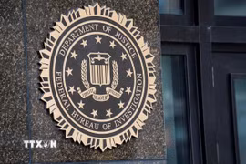 Biểu tượng FBI tại trụ sở ở Washington, D.C., Mỹ. (Ảnh: THX/TTXVN)