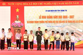 Đại tá Trịnh Thanh Bình, Chỉ huy trưởng Ban Chỉ huy Bộ đội Biên phòng Quảng Trị trao các suất quà ý nghĩa tiếp sức đến trường cho các em học sinh vùng biên giới. (Ảnh: TTXVN phát)