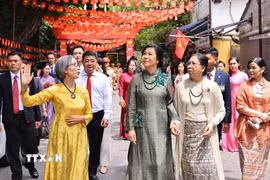 Phu nhân Ngô Phương Ly và Phu nhân Kyu Kyu Hla tham quan làng lụa Vạn Phúc. (Ảnh: Minh Đức/TTXVN)