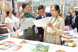 Phu nhân Ngô Phương Ly và Phu nhân Kyu Kyu Hla tham quan làng lụa vạn Phúc. (Ảnh: Minh Đức/TTXVN)