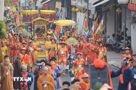 Đoàn rước cung nghinh Thánh Mẫu, Hội đồng Tứ phủ bằng đường bộ đến làm lễ ở đình Thương Bạc. (Ảnh: Văn Dũng/TTXVN)