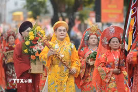 Thành viên đoàn rước Đoàn rước cung nghinh Thánh Mẫu, Hội đồng Tứ phủ bằng đường bộ đến làm lễ ở đình Thương Bạc. (Ảnh: Văn Dũng/TTXVN)