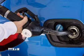 Bơm nhiên liệu cho phương tiện tại một trạm xăng ở Wasquehal, Pháp. (Ảnh: THX/TTXVN phát)