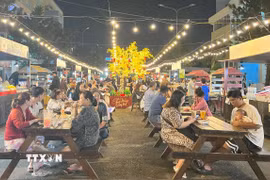 Phố ẩm thực Phan Xích Long (Thành phố Hồ Chí Minh). (Ảnh: Thu Hương/TTXVN)