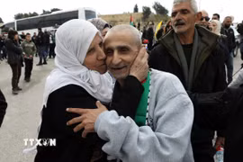 Người thân đón các tù nhân Palestine được trả tự do tại thành phố Ramallah, Khu Bờ Tây, ngày 1/2. (Ảnh: THX/TTXVN)