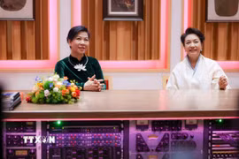 Hai phu nhân cùng nhau thăm Nhà hát lớn quốc gia Trung Quốc và có cuộc giao lưu, chia sẻ thân tình, cởi mở về các trải nghiệm thực tế cũng như việc giao lưu, phát triển văn hóa giữa hai nước. (Ảnh: TTXVN)