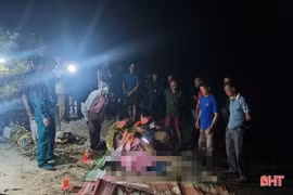 Lực lượng chức năng khẩn trương khoanh vùng, khám nghiệm hiện trường. (Nguồn: Báo Hà Tĩnh)
