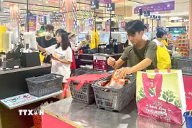Khách hàng mua sắm không sử dụng túi nylon tại AEON Long Biên. (Ảnh: TTXVN phát)