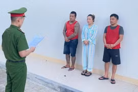 Phòng Cảnh sát hình sự tống đạt quyết định khởi tố vụ án, khởi tố bị can, thi hành lệnh bắt bị can để tạm giam với 3 đối tượng. (Ảnh: Công an thành phố Đà Nẵng cung cấp)