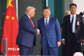 Tổng thống Mỹ Donald Trump (trái) trong cuộc hội đàm với Chủ tịch Trung Quốc Tập Cận Bình (thứ 2, phải) tại Busan, Hàn Quốc. (Ảnh: Yonhap/TTXVN)