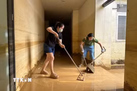Người dân phường Phan Đình Phùng, thành phố Thái Nguyên dọn vệ sinh nhà cửa ngay khi nước lũ rút. (Ảnh: Hoàng Nguyên/TTXVN)