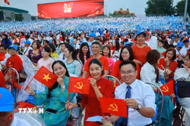 Các đại biểu dự lễ tổng duyệt tại Quảng trường Ba Đình. (Ảnh: Trương Văn Vi/TTXVN)