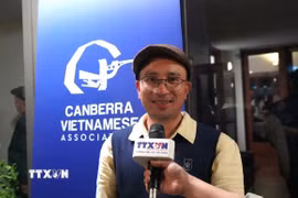 Ông Harry Hoàng - Chủ tịch Hội người Việt tại thủ đô Canberra - và là người được Toàn quyền Australia tặng Huân chương Danh dự Australia (OAM) trả lời phỏng vấn của phóng viên TTXVN tại Australia. (Ảnh: Lê Đạt/TTXVN)
