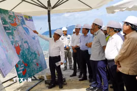 Đoàn công tác Ủy ban Thường vụ Quốc hội khảo sát tại dự án bến cảng Liên Chiểu. (Ảnh: Quốc Dũng/TTXVN)